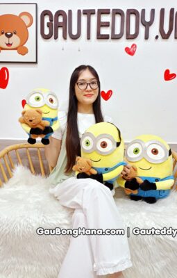 Thú Bông Minion Ôm Gấu